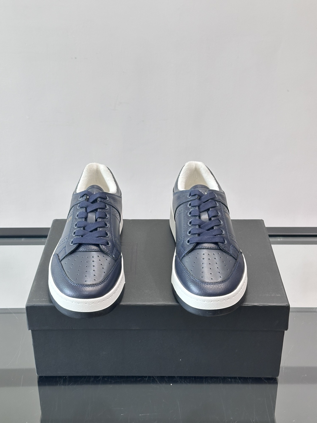 Saint Laurent SL61小白鞋，光滑小牛皮＋粒面牛皮拼接，多孔皮革细节，质感满分。鞋侧金色“