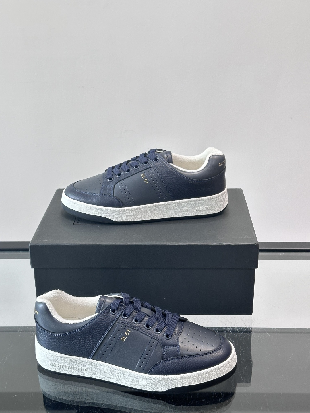 Saint Laurent SL61小白鞋，光滑小牛皮＋粒面牛皮拼接，多孔皮革细节，质感满分。鞋侧金色“
