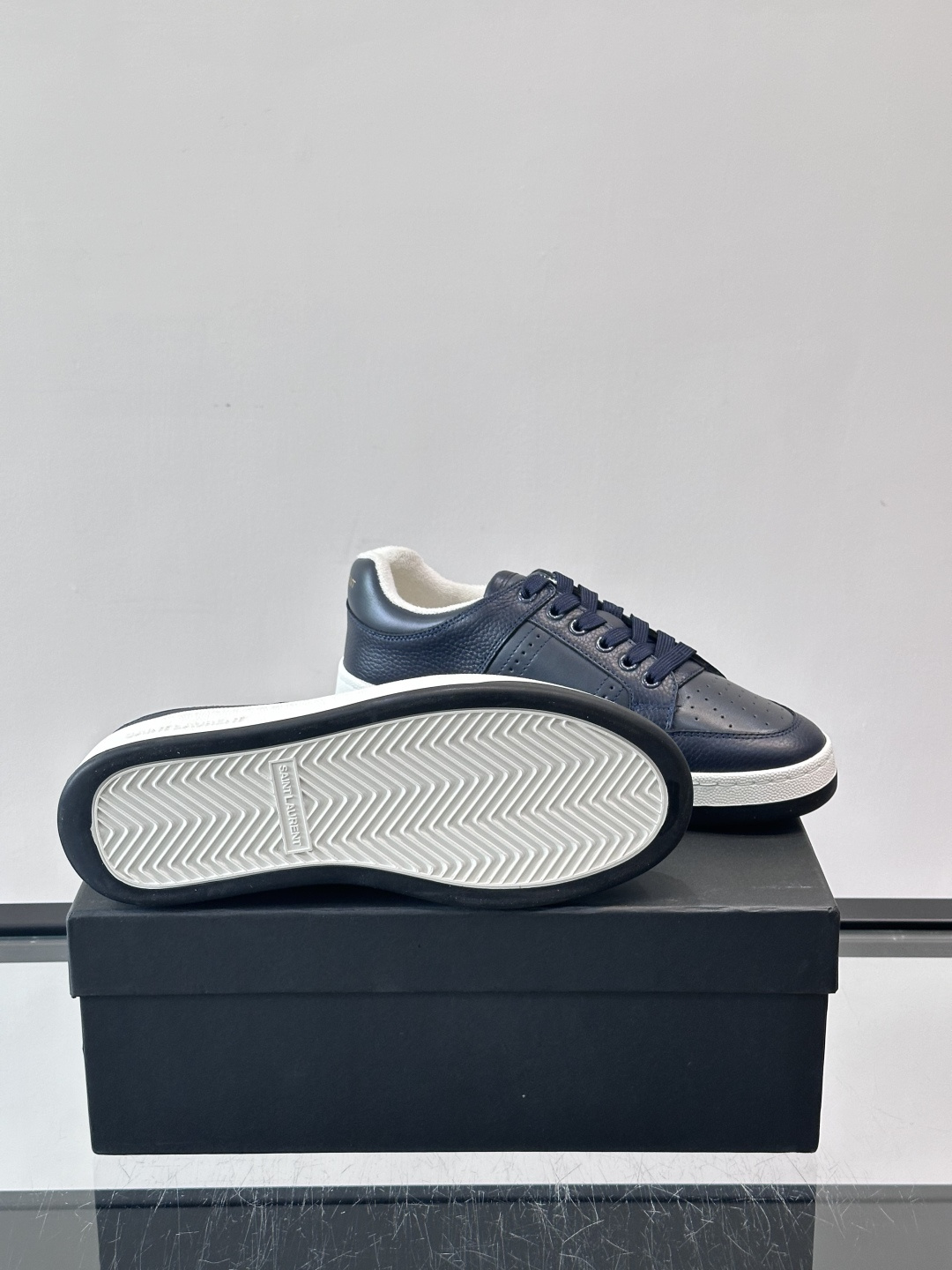 Saint Laurent SL61小白鞋，光滑小牛皮＋粒面牛皮拼接，多孔皮革细节，质感满分。鞋侧金色“