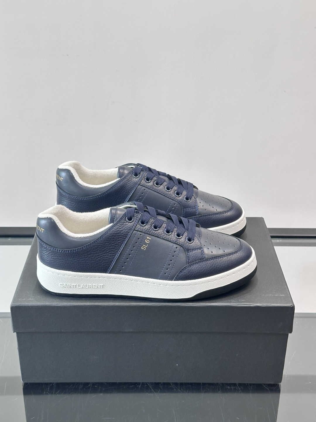 Saint Laurent SL61小白鞋，光滑小牛皮＋粒面牛皮拼接，多孔皮革细节，质感满分。鞋侧金色“
