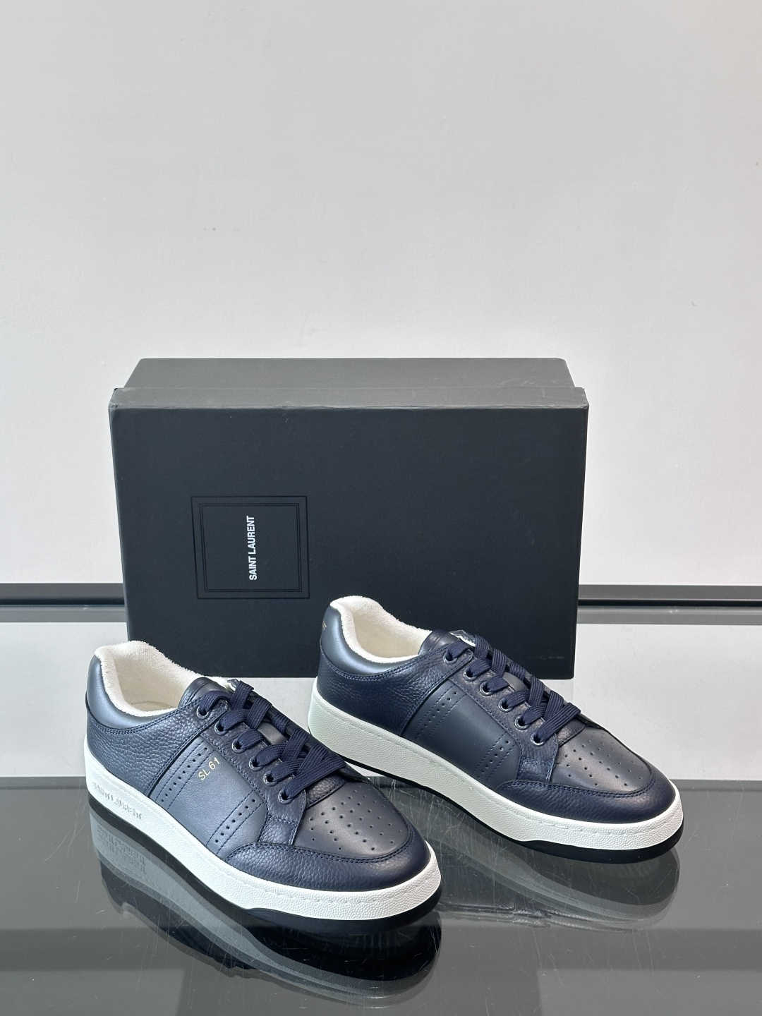 Saint Laurent SL61小白鞋，光滑小牛皮＋粒面牛皮拼接，多孔皮革细节，质感满分。鞋侧金色“