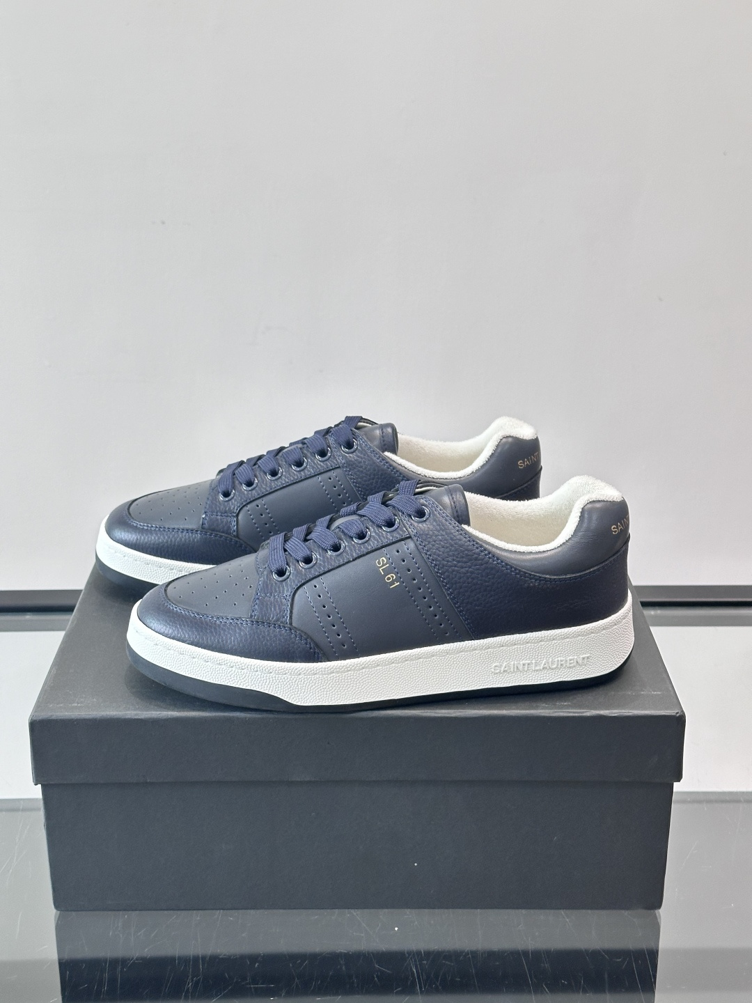 Saint Laurent SL61小白鞋，光滑小牛皮＋粒面牛皮拼接，多孔皮革细节，质感满分。鞋侧金色“