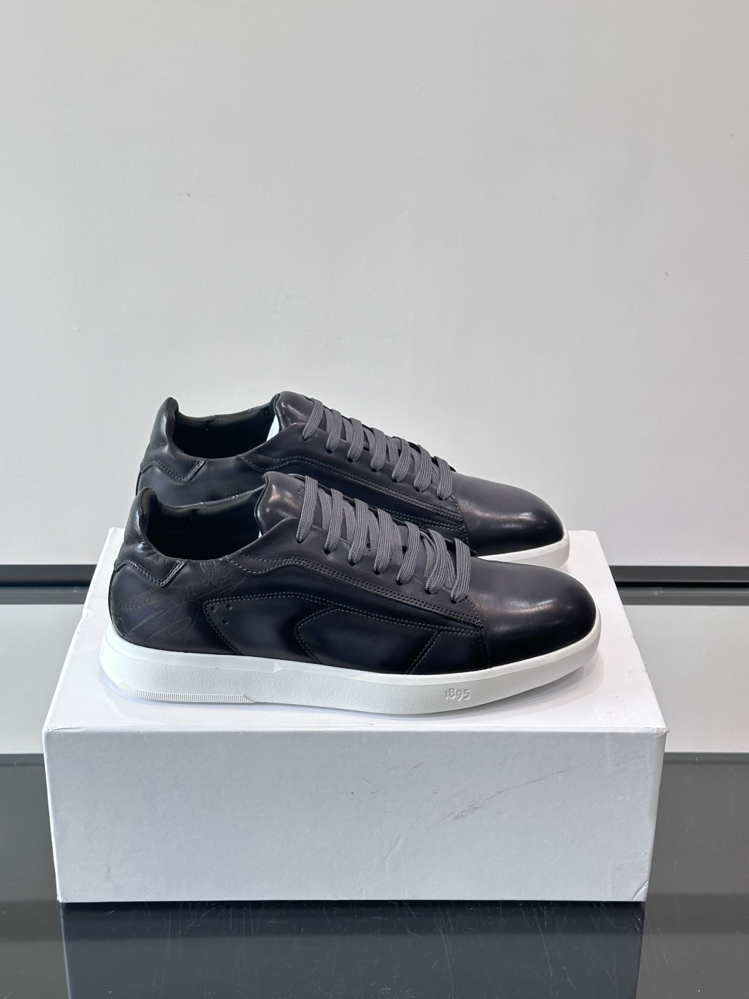 NO:620573,Berluti Stellar men's casual sports shoes are made of patented Venezia rubbed calfskin, which has a delicate and soft texture and a taste that goes with time. The diamond-cut toe box + ultra-lightweight rubber outsole is comfortable and fashionable. The inner lining is padded for a better wearing experience!  Low-key luxury, easy to control for business and leisure, it is a must-have item for gentlemen., size39-45 (customized at 38.46), Berluti, sneakers, cowhide19860909Berluti Stellar男士休闲运动鞋,采用专利Venezia擦色小牛皮,质感细腻柔软,越穿越有味道.钻石切割鞋头+超轻量橡胶外底,舒适又时髦.内衬加垫,穿着体验更棒！低调奢华,商务休闲都能轻松驾驭,是绅士必备单品凸. ,size39-45（38.46定做）,Berluti 布鲁提,sneakers,cowhide,Men's shoes