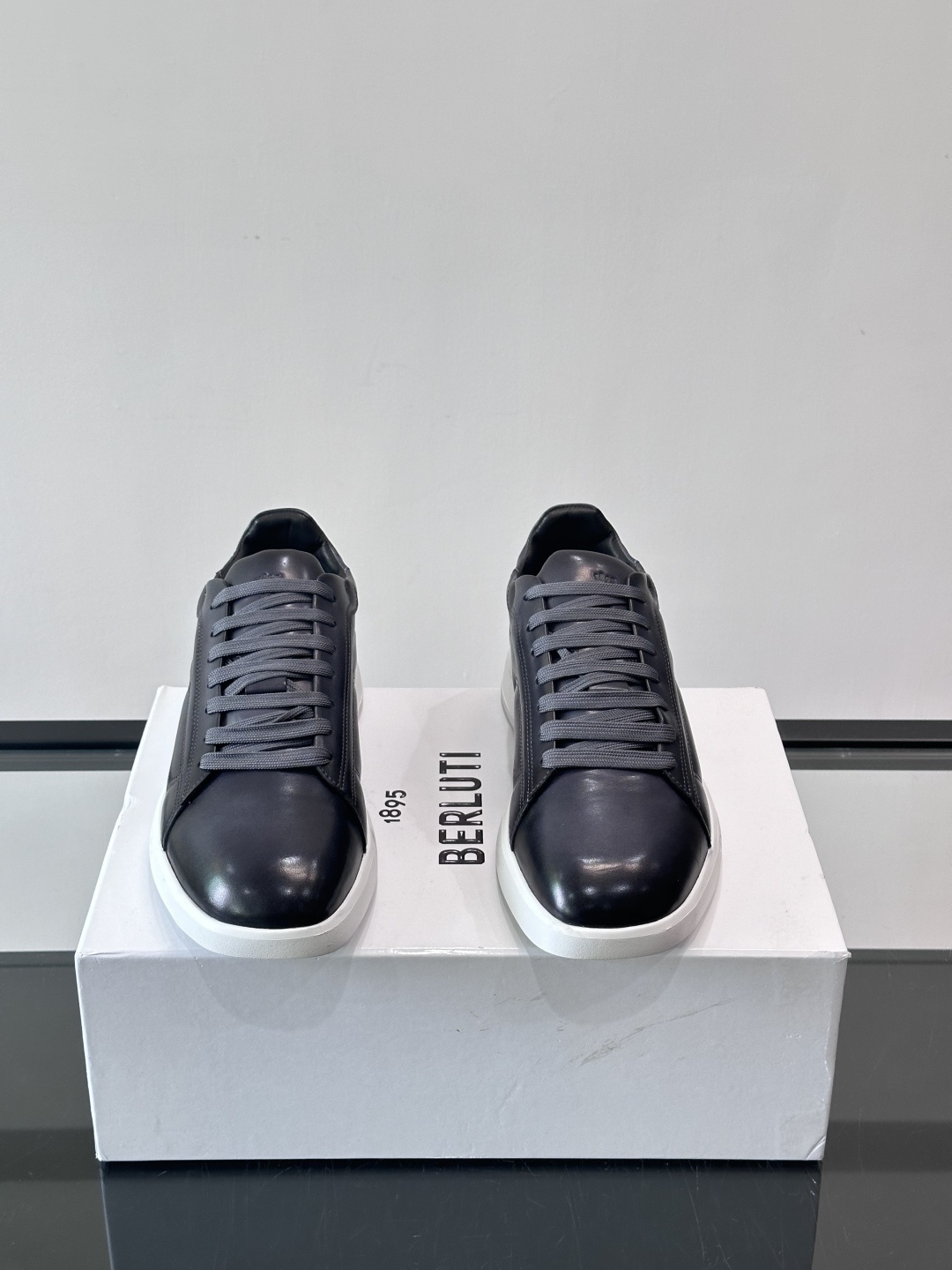 Berluti Stellar男士休闲运动鞋，采用专利Venezia擦色小牛皮，质感细腻柔软，越穿越有味