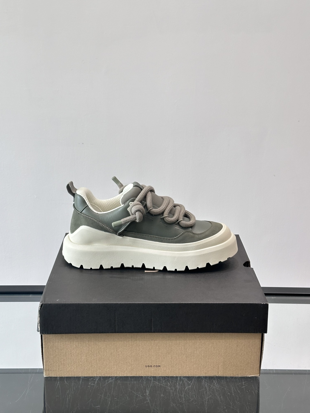 UGG Heritage Utility休闲鞋，牛皮＋粗鞋带，搭配EVA橡胶大底，抓地力强又耐磨鞋底约4