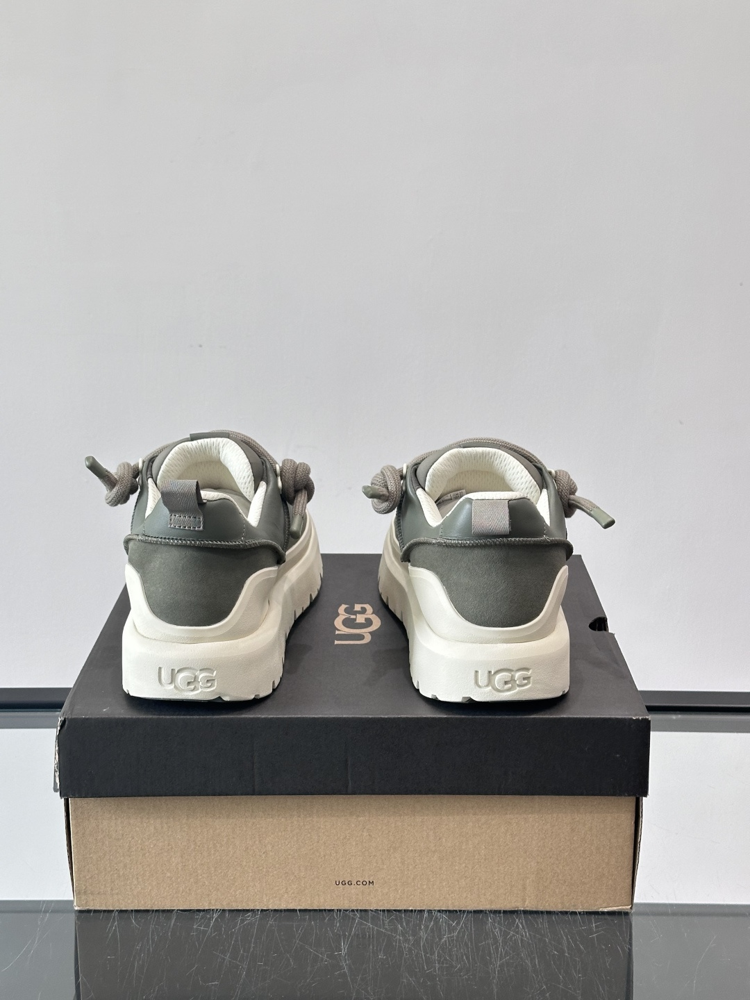 UGG Heritage Utility休闲鞋，牛皮＋粗鞋带，搭配EVA橡胶大底，抓地力强又耐磨鞋底约4