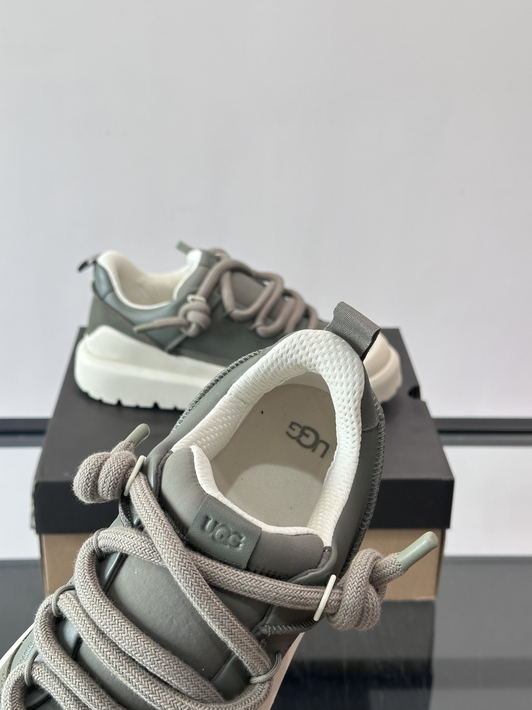 UGG Heritage Utility休闲鞋，牛皮＋粗鞋带，搭配EVA橡胶大底，抓地力强又耐磨鞋底约4