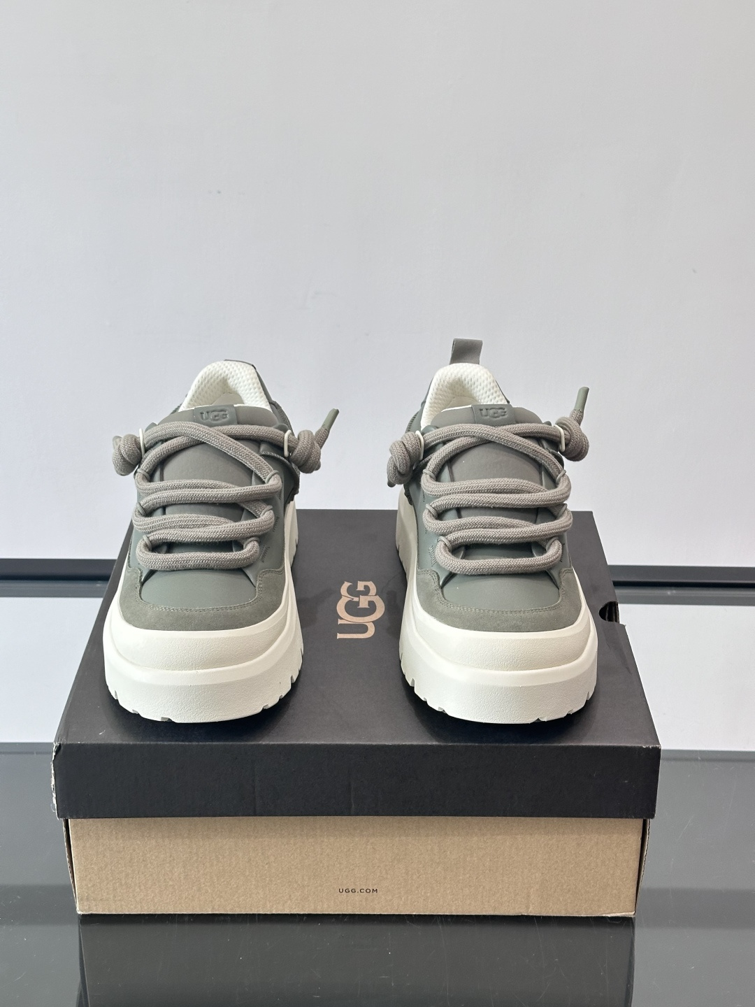 UGG Heritage Utility休闲鞋，牛皮＋粗鞋带，搭配EVA橡胶大底，抓地力强又耐磨鞋底约4