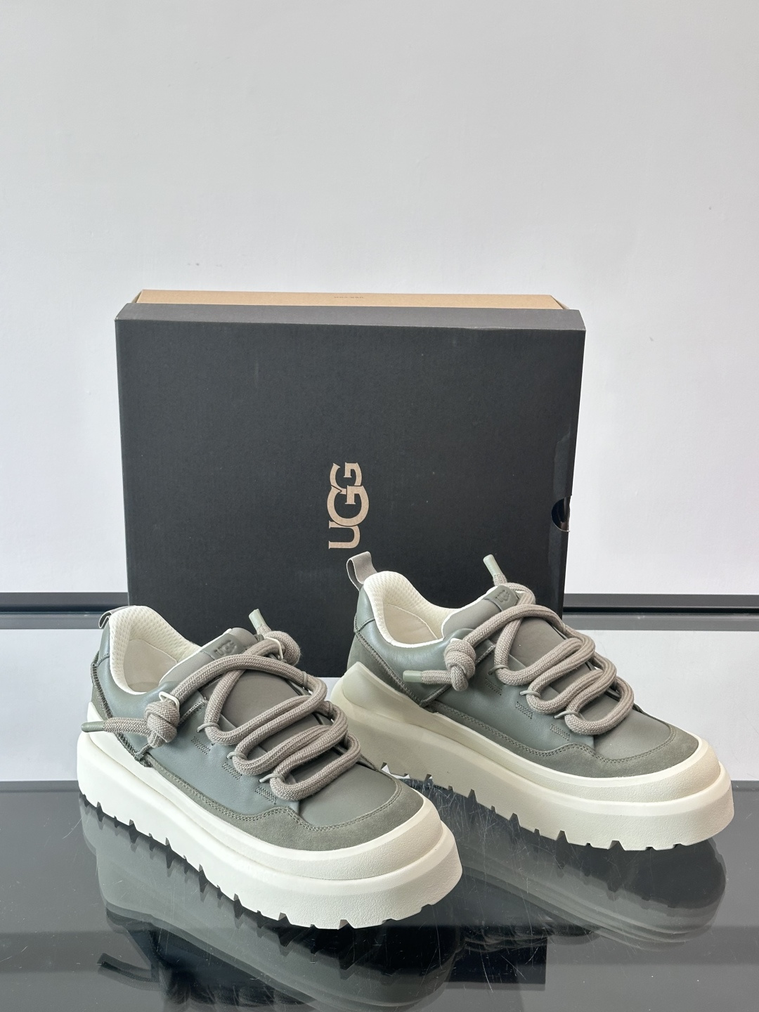 UGG Heritage Utility休闲鞋，牛皮＋粗鞋带，搭配EVA橡胶大底，抓地力强又耐磨鞋底约4