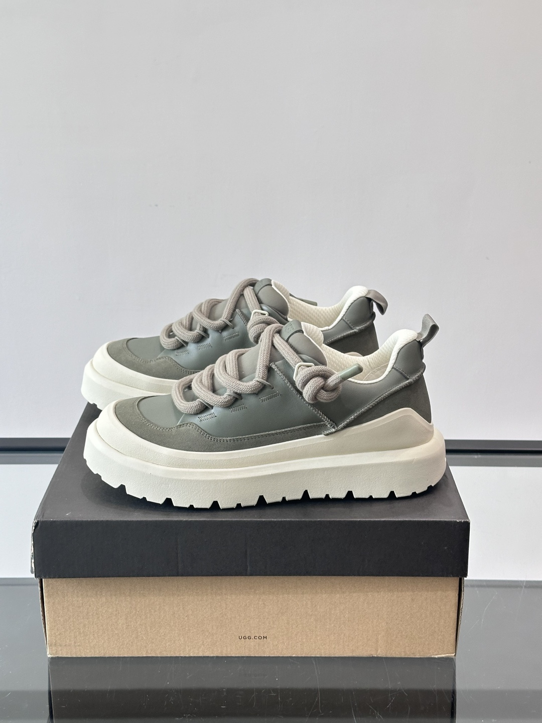 UGG Heritage Utility休闲鞋，牛皮＋粗鞋带，搭配EVA橡胶大底，抓地力强又耐磨鞋底约4