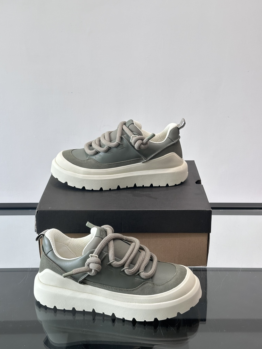 UGG Heritage Utility休闲鞋，牛皮＋粗鞋带，搭配EVA橡胶大底，抓地力强又耐磨鞋底约4