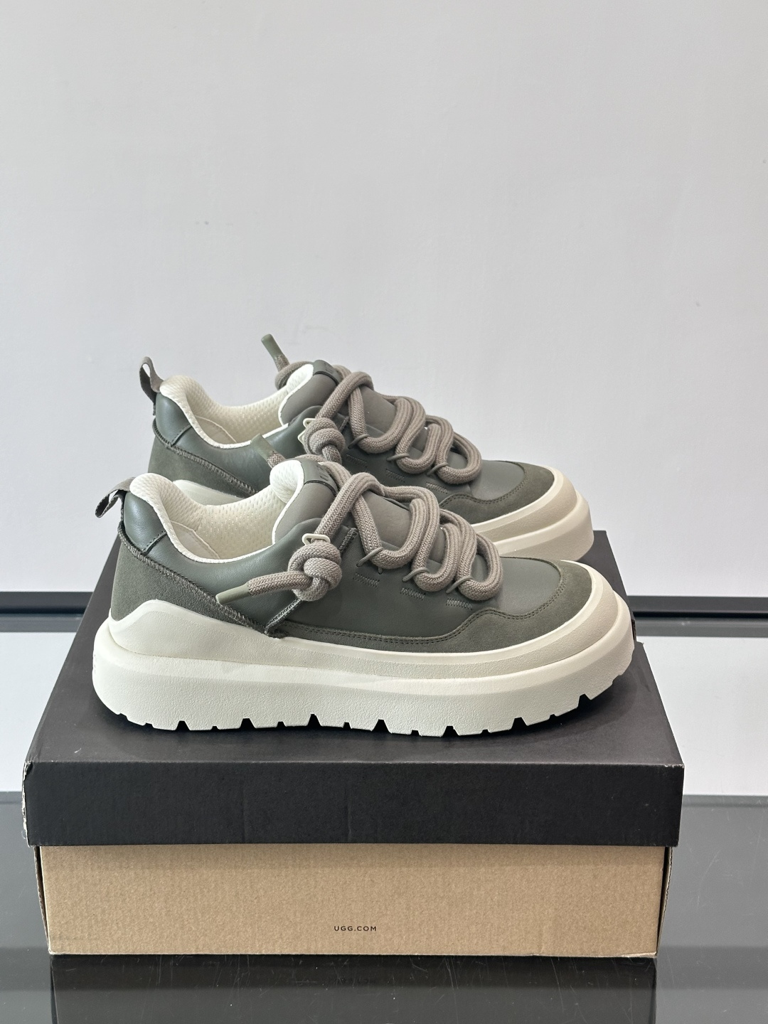 UGG Heritage Utility休闲鞋，牛皮＋粗鞋带，搭配EVA橡胶大底，抓地力强又耐磨鞋底约4