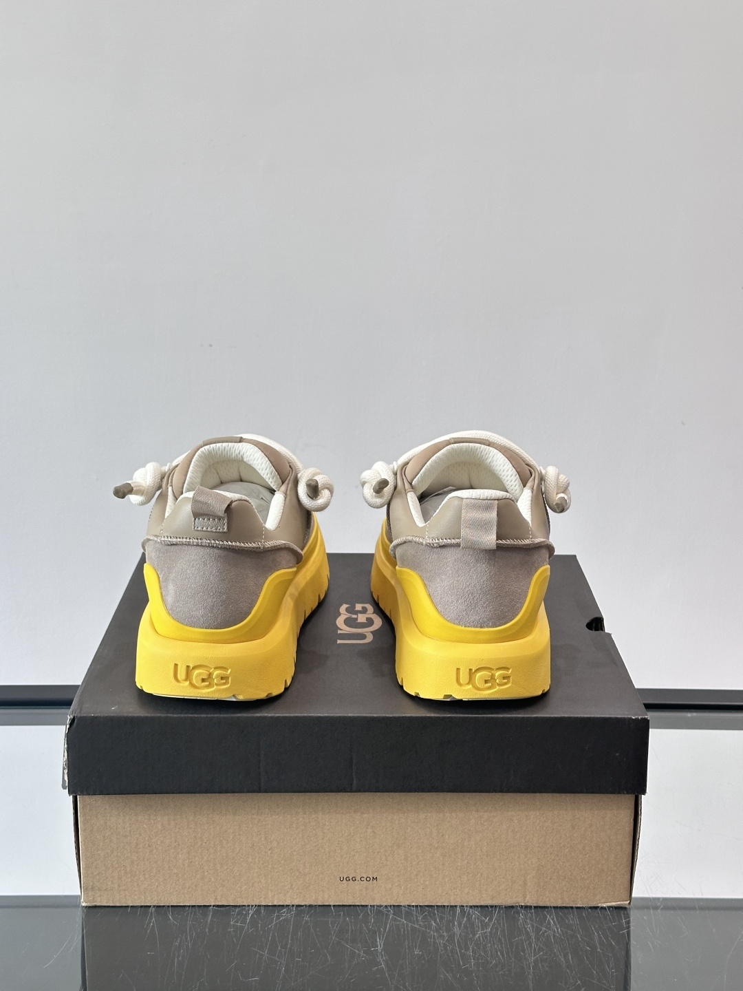 UGG Heritage Utility休闲鞋，牛皮＋粗鞋带，搭配EVA橡胶大底，抓地力强又耐磨鞋底约4