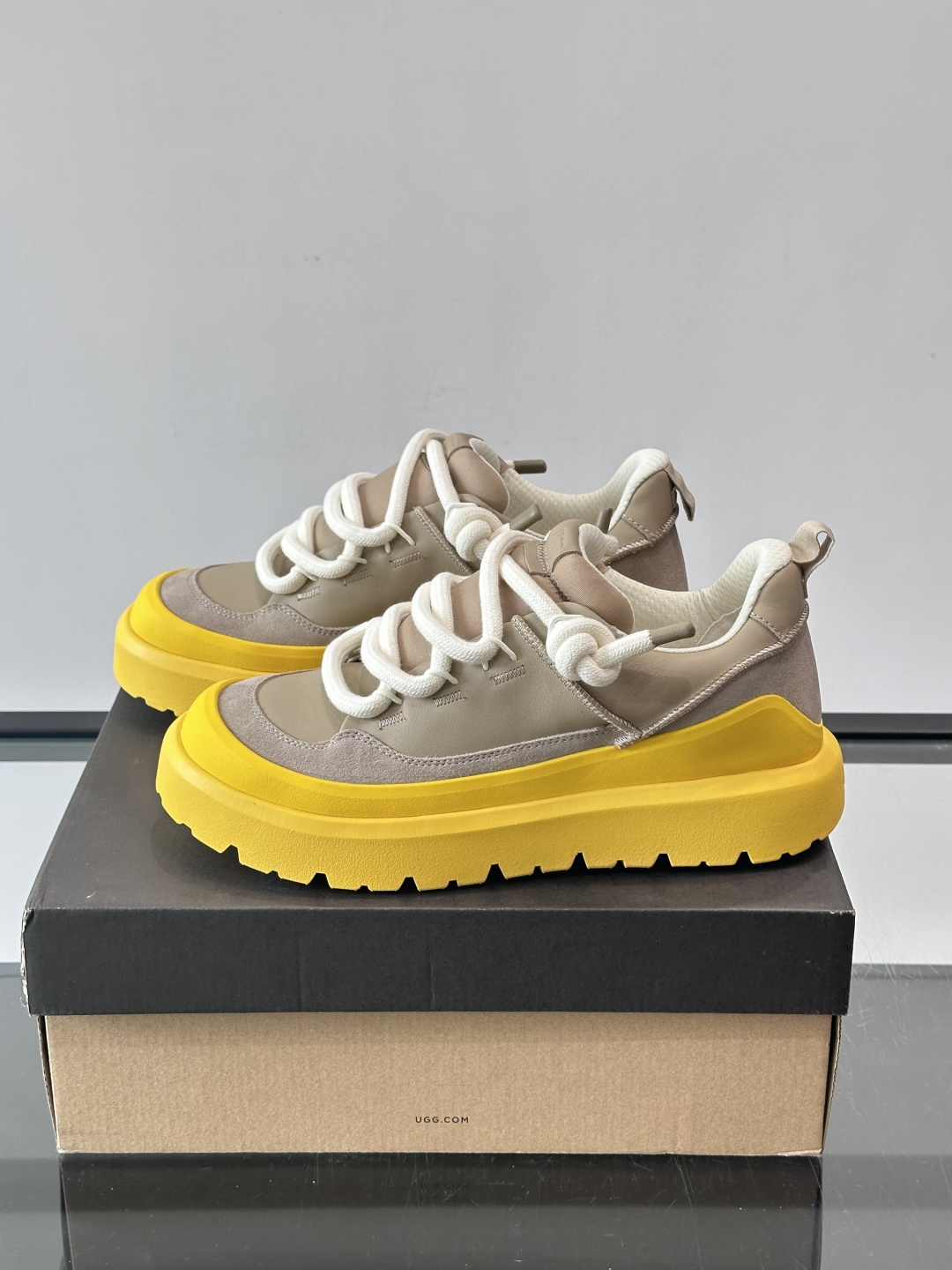 UGG Heritage Utility休闲鞋，牛皮＋粗鞋带，搭配EVA橡胶大底，抓地力强又耐磨鞋底约4