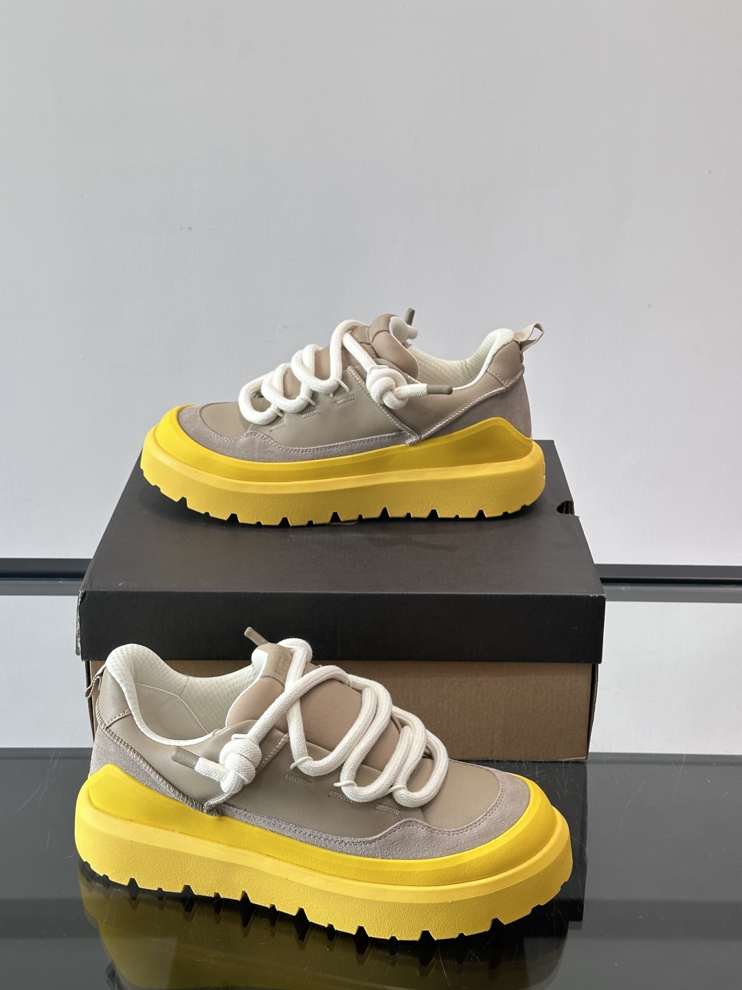 UGG Heritage Utility休闲鞋，牛皮＋粗鞋带，搭配EVA橡胶大底，抓地力强又耐磨鞋底约4