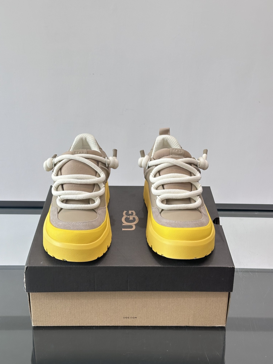 UGG Heritage Utility休闲鞋，牛皮＋粗鞋带，搭配EVA橡胶大底，抓地力强又耐磨鞋底约4