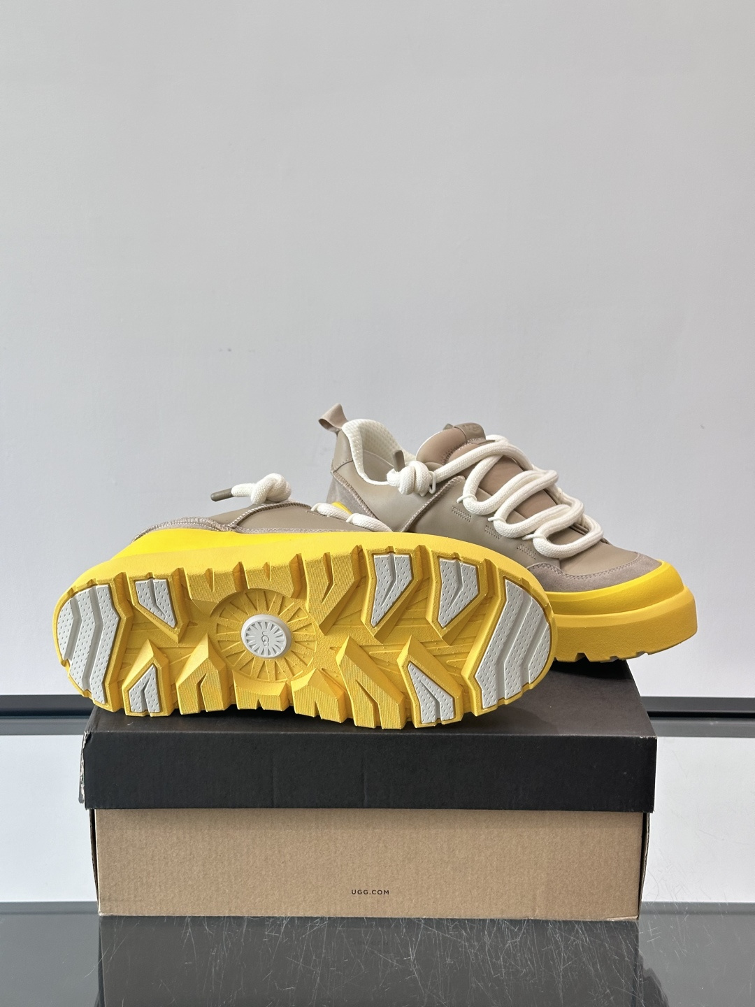 UGG Heritage Utility休闲鞋，牛皮＋粗鞋带，搭配EVA橡胶大底，抓地力强又耐磨鞋底约4