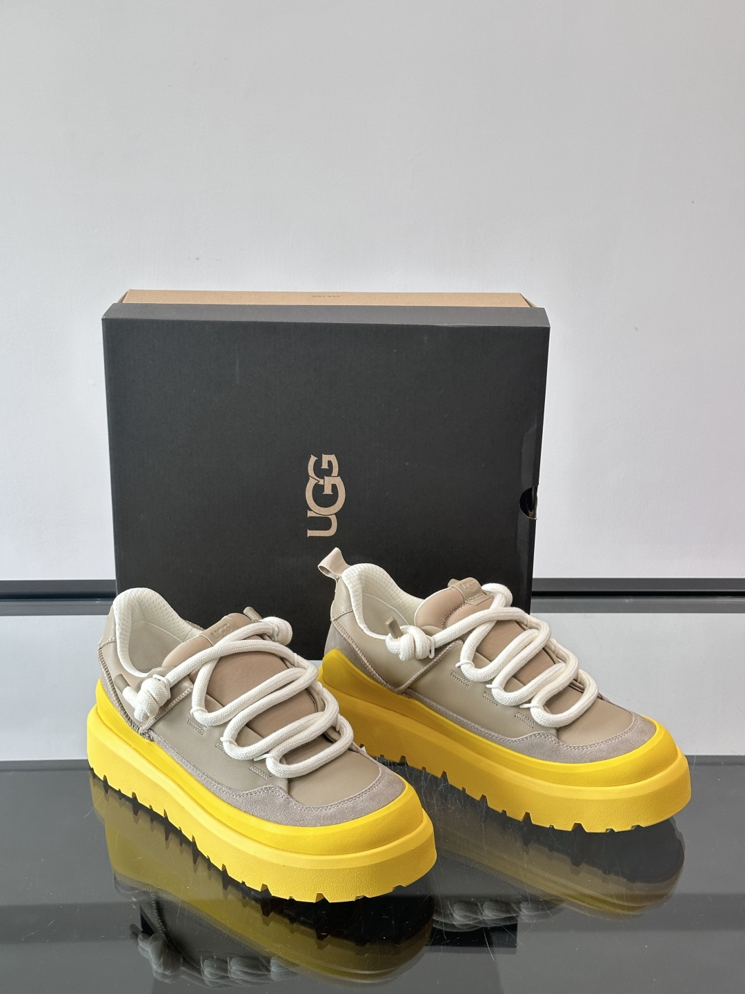 UGG Heritage Utility休闲鞋，牛皮＋粗鞋带，搭配EVA橡胶大底，抓地力强又耐磨鞋底约4