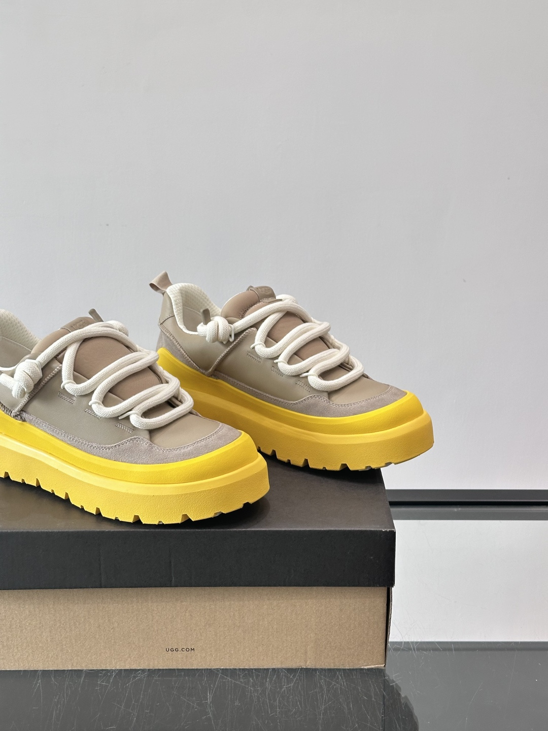 UGG Heritage Utility休闲鞋，牛皮＋粗鞋带，搭配EVA橡胶大底，抓地力强又耐磨鞋底约4