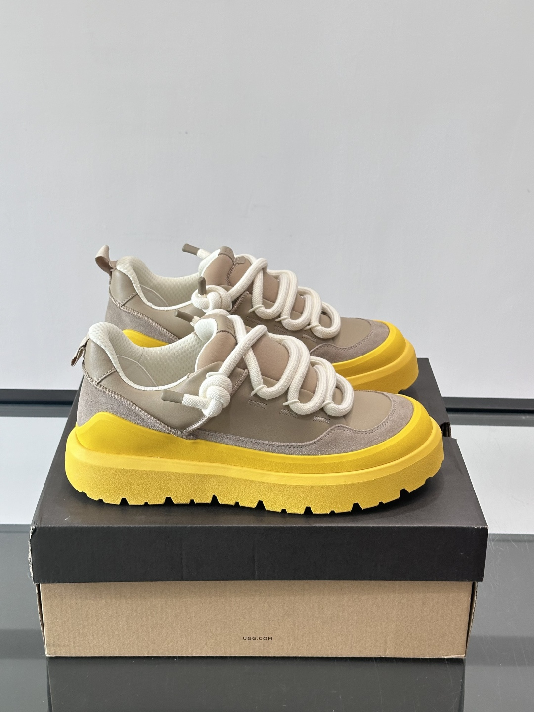 UGG Heritage Utility休闲鞋，牛皮＋粗鞋带，搭配EVA橡胶大底，抓地力强又耐磨鞋底约4