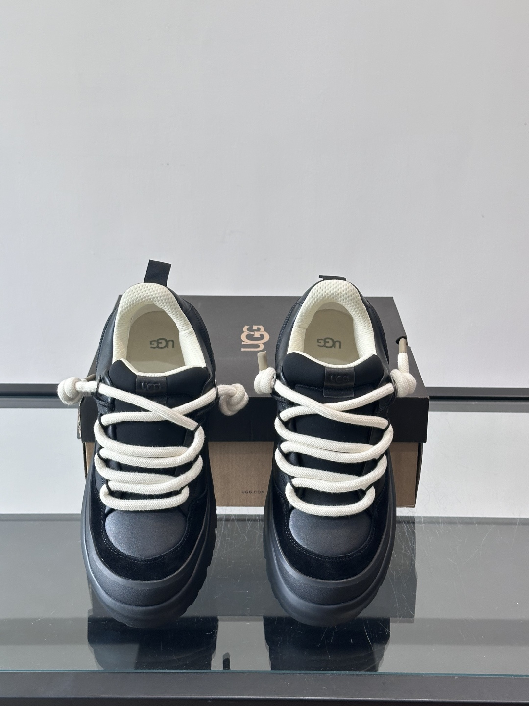 UGG Heritage Utility休闲鞋，牛皮＋粗鞋带，搭配EVA橡胶大底，抓地力强又耐磨鞋底约4