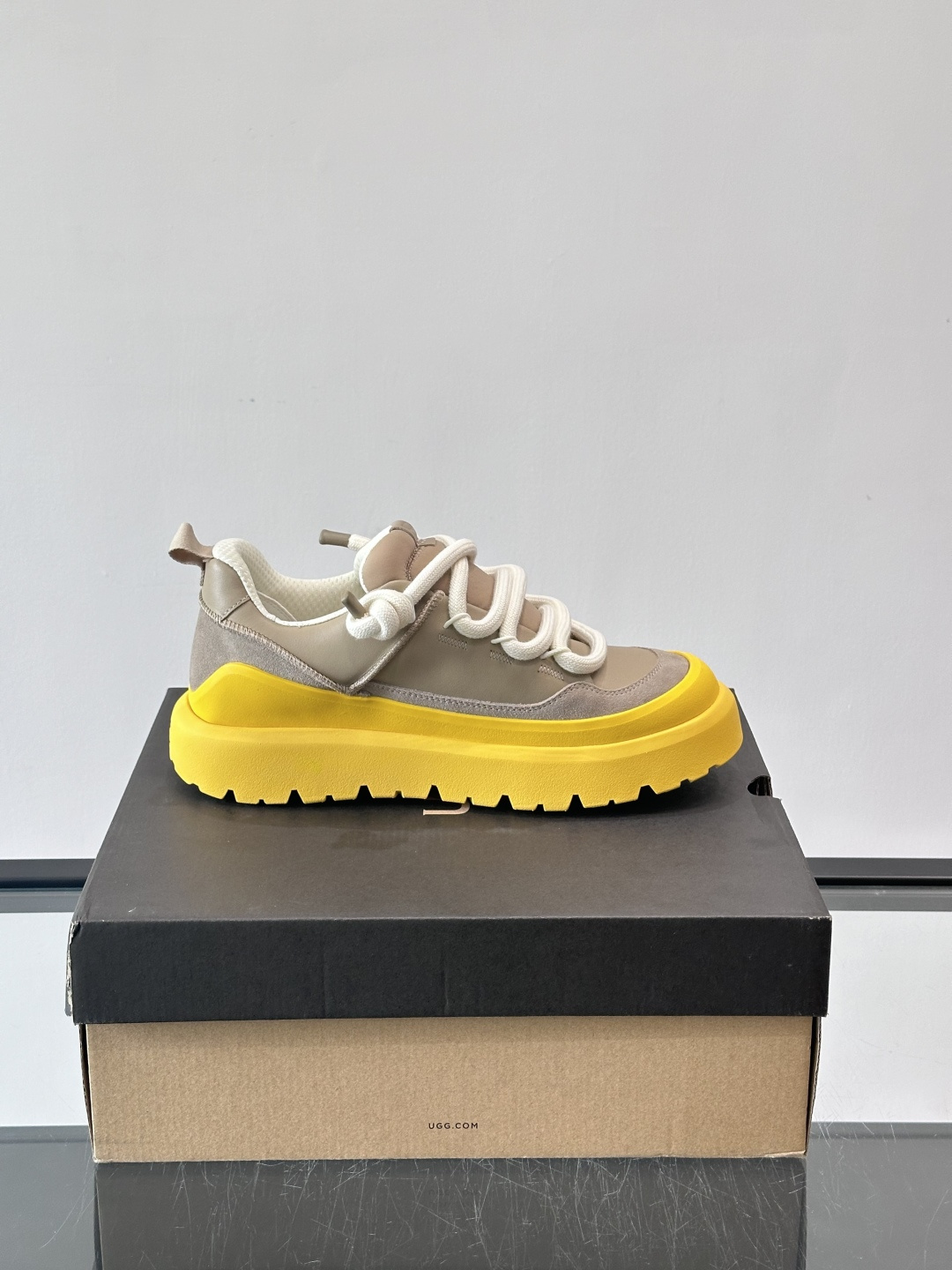 UGG Heritage Utility休闲鞋，牛皮＋粗鞋带，搭配EVA橡胶大底，抓地力强又耐磨鞋底约4