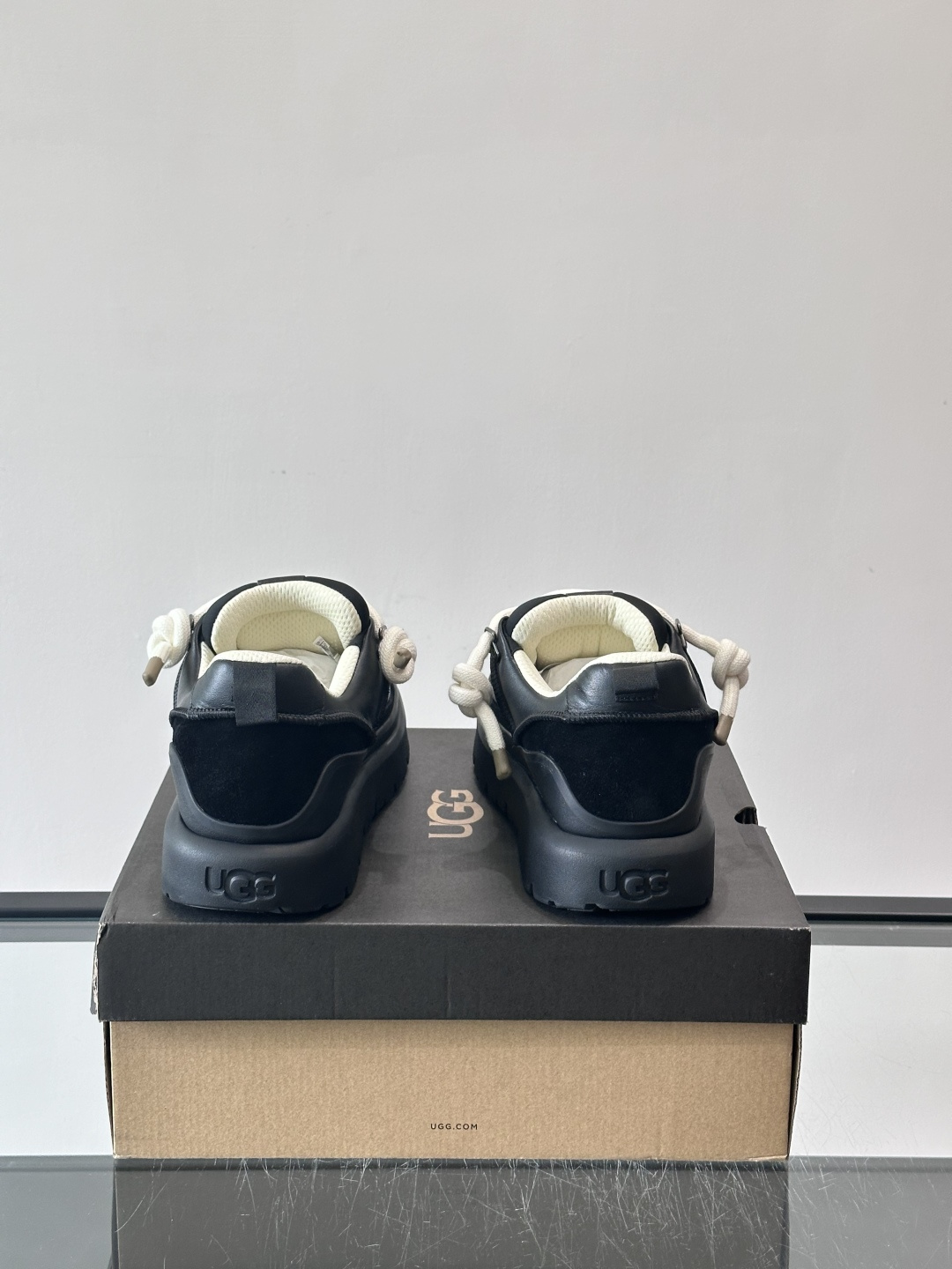 UGG Heritage Utility休闲鞋，牛皮＋粗鞋带，搭配EVA橡胶大底，抓地力强又耐磨鞋底约4