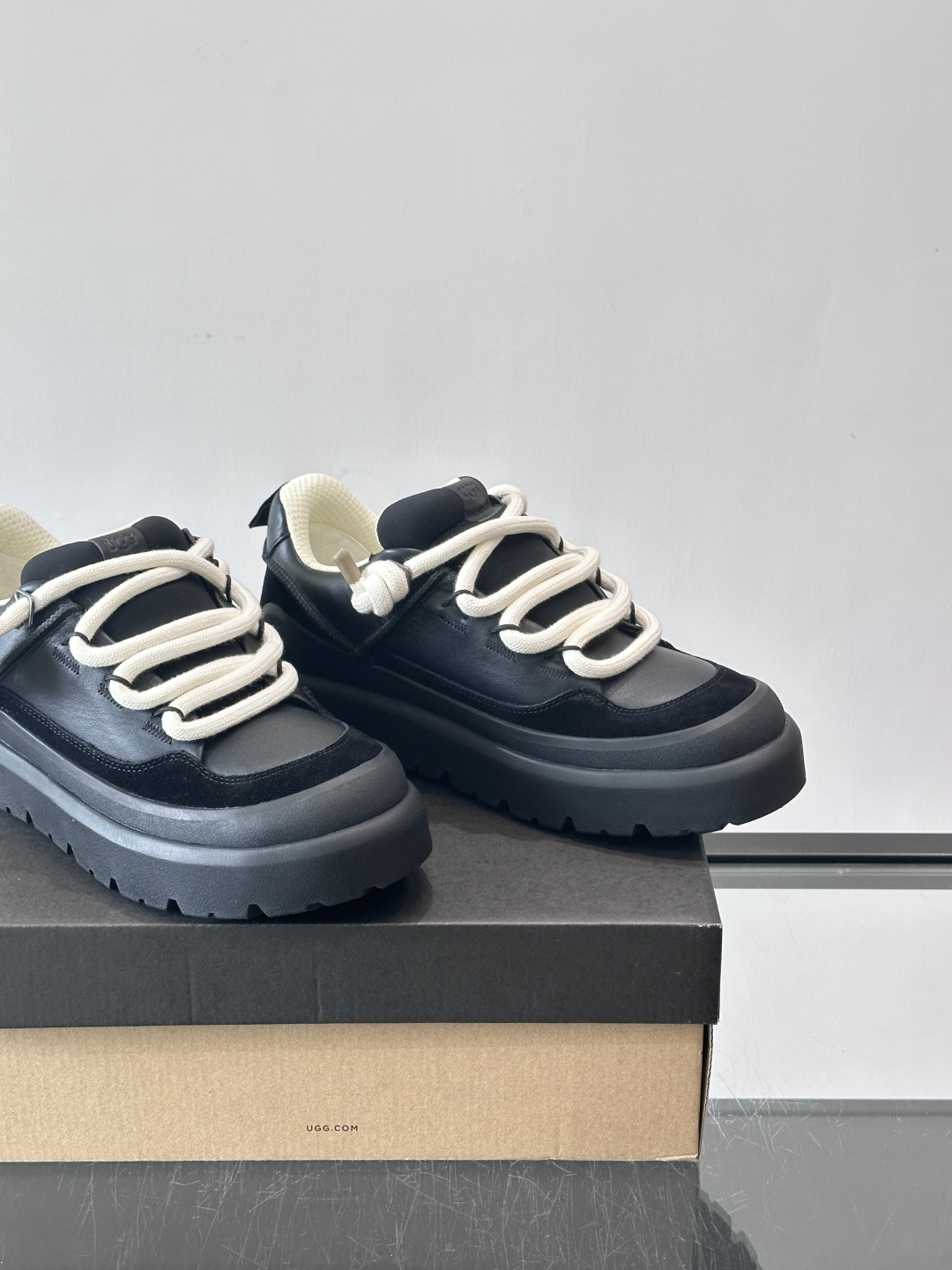 UGG Heritage Utility休闲鞋，牛皮＋粗鞋带，搭配EVA橡胶大底，抓地力强又耐磨鞋底约4