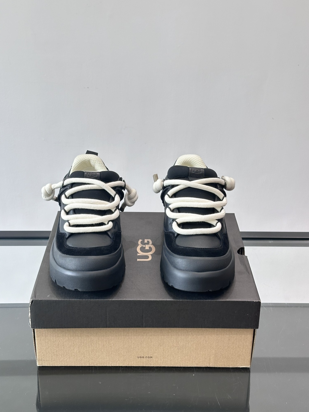 UGG Heritage Utility休闲鞋，牛皮＋粗鞋带，搭配EVA橡胶大底，抓地力强又耐磨鞋底约4