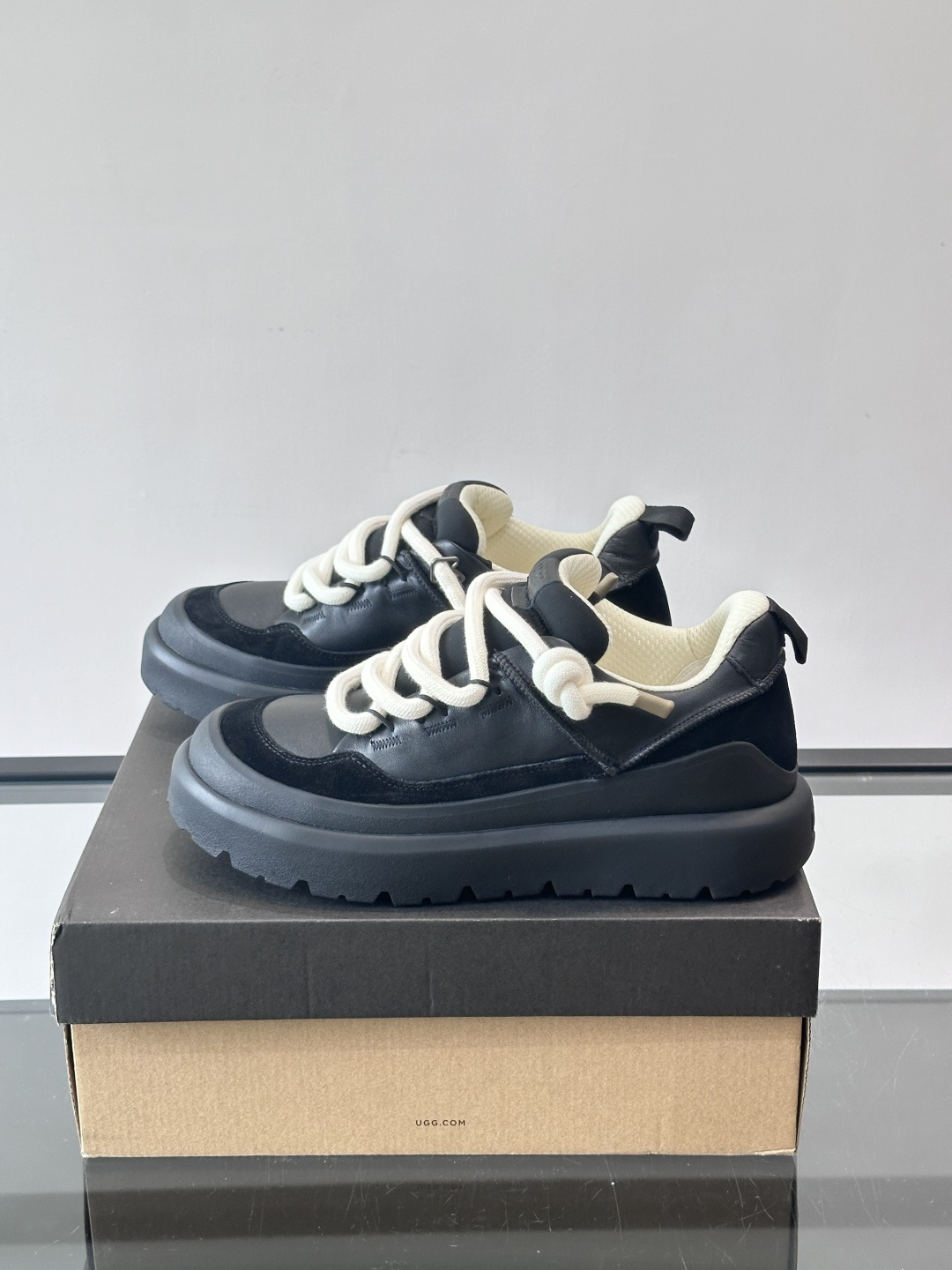 UGG Heritage Utility休闲鞋，牛皮＋粗鞋带，搭配EVA橡胶大底，抓地力强又耐磨鞋底约4