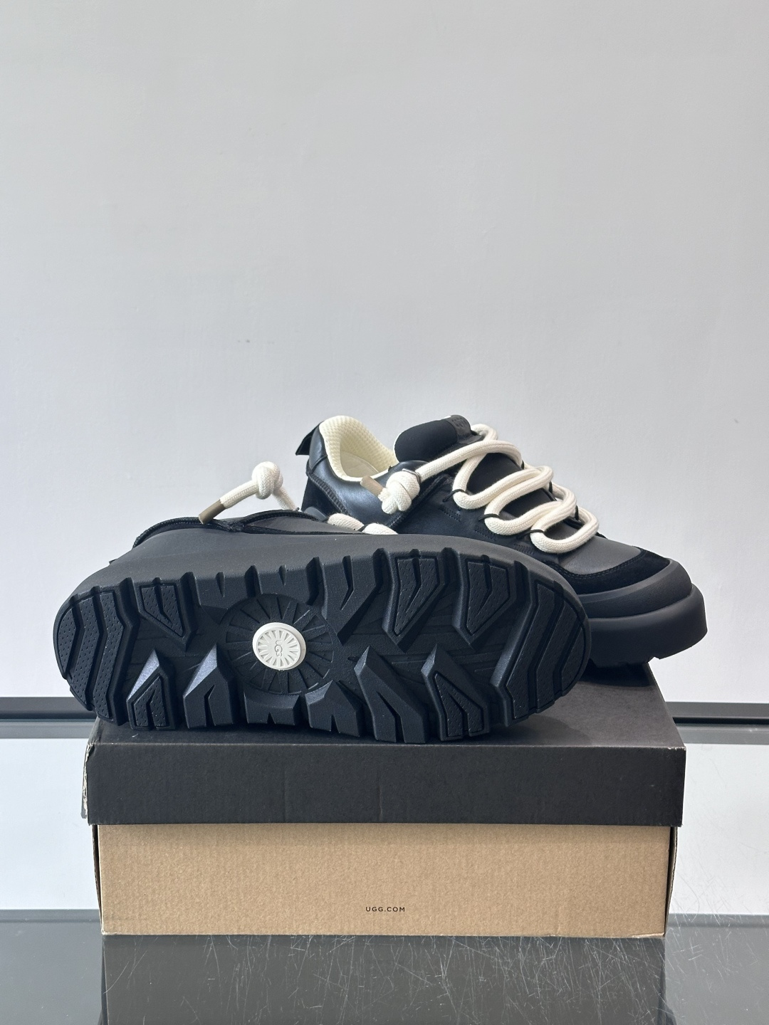 UGG Heritage Utility休闲鞋，牛皮＋粗鞋带，搭配EVA橡胶大底，抓地力强又耐磨鞋底约4