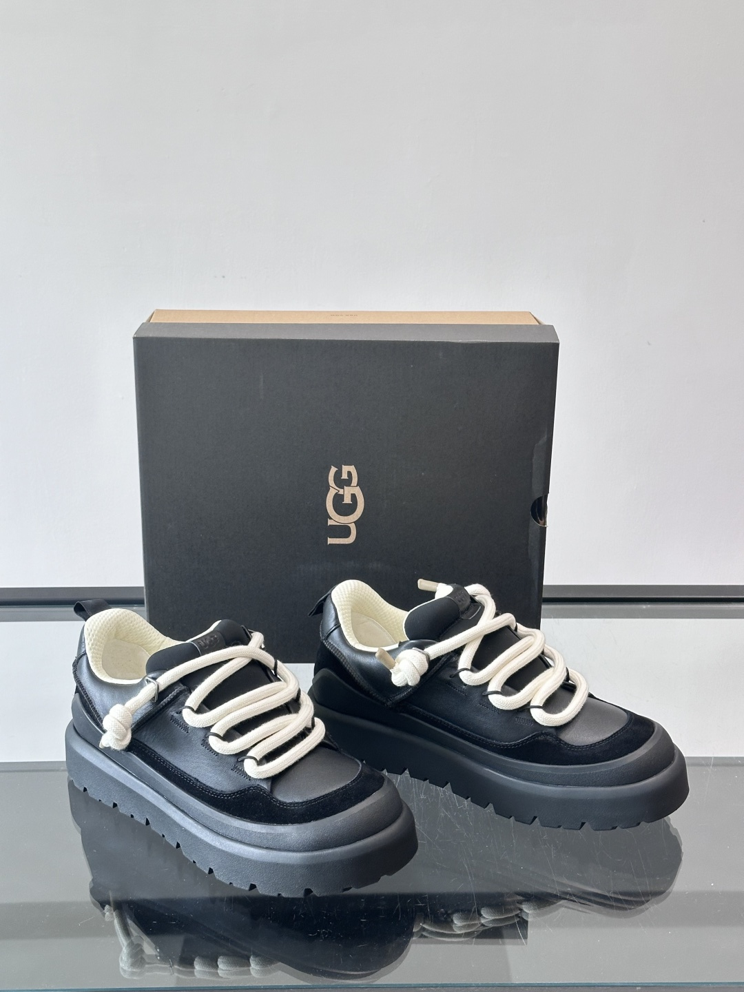 UGG Heritage Utility休闲鞋，牛皮＋粗鞋带，搭配EVA橡胶大底，抓地力强又耐磨鞋底约4