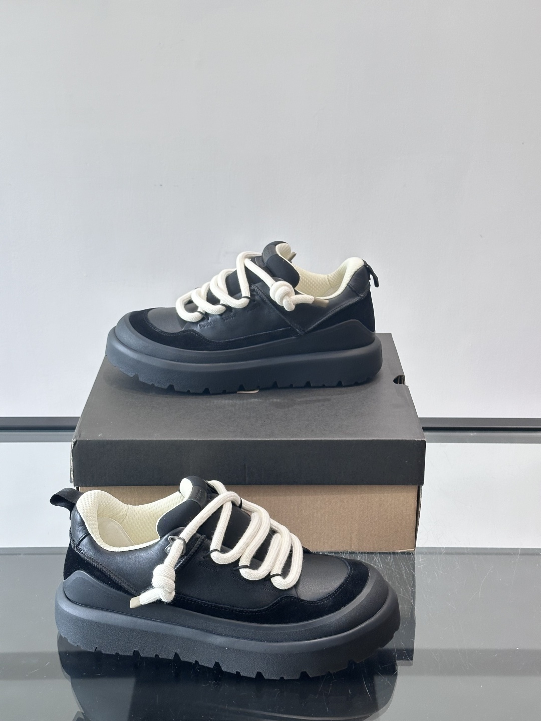 UGG Heritage Utility休闲鞋，牛皮＋粗鞋带，搭配EVA橡胶大底，抓地力强又耐磨鞋底约4