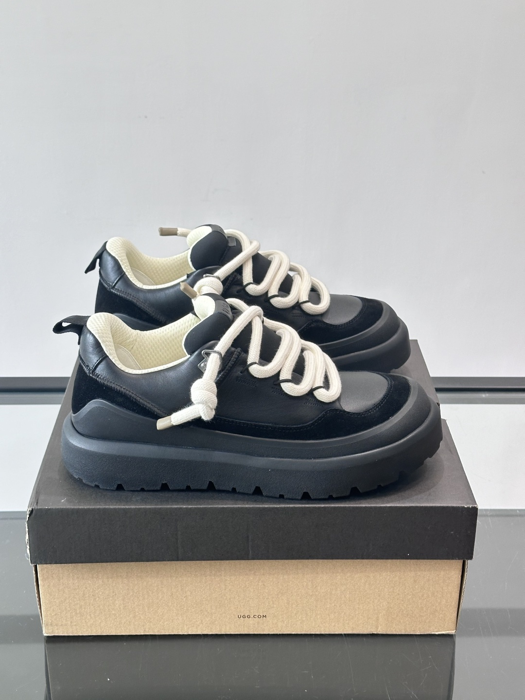 NO:620580,UGG Heritage Utility casual shoes, leather + thick laces, with EVA rubber outsole, strong grip and wear-resistant sole about 4cm, lengthening the legs, great cushioning effect, not tired after walking for a long time. The upper is easy to clean, very versatile in autumn and winter, can be easily worn regardless of overalls or jeans, size39-45, UGG wool men's shoes, jeans, cowhide19860909UGG Heritage Utility休闲鞋,牛皮＋粗鞋带,搭配EVA橡胶大底,抓地力强又耐磨鞋底约4cm,增高显腿长,缓震效果棒,长时间走路也不累.鞋面易清洁,秋冬穿搭超百搭,无论工装裤还是牛仔裤都能轻松驾驭 ,size39-45,UGG羊毛男鞋,jeans,cowhide,Men's shoes