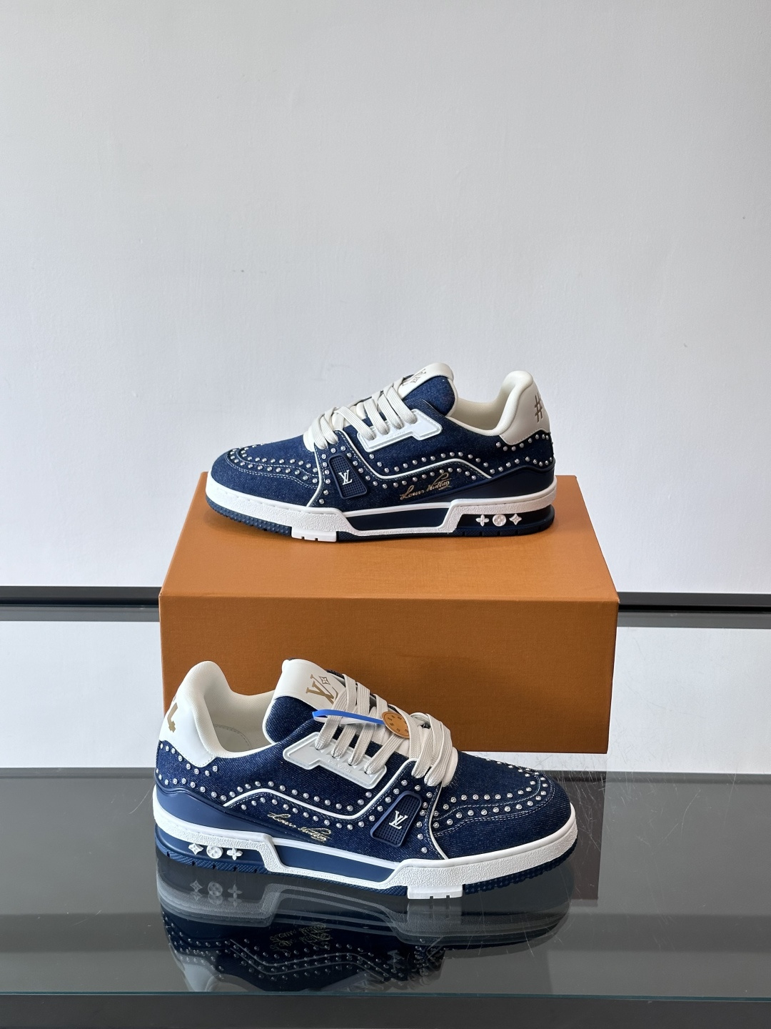 新款LV TRAINER 男士运动鞋出货，本款 LV Trainer 运动鞋为粒面牛皮革渲染缤纷色调，鞋