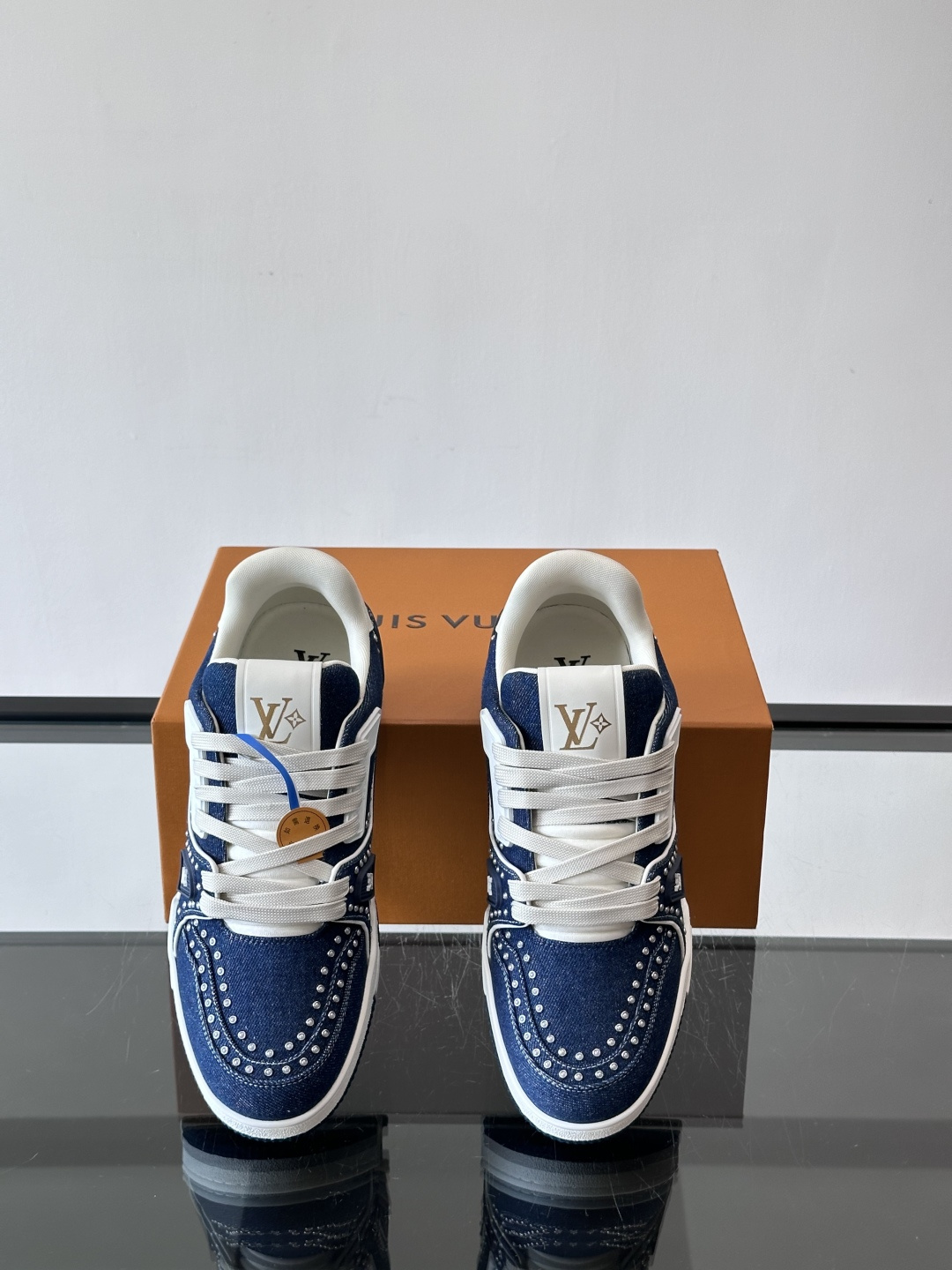 新款LV TRAINER 男士运动鞋出货，本款 LV Trainer 运动鞋为粒面牛皮革渲染缤纷色调，鞋