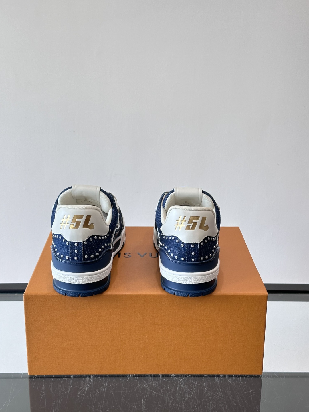 新款LV TRAINER 男士运动鞋出货，本款 LV Trainer 运动鞋为粒面牛皮革渲染缤纷色调，鞋