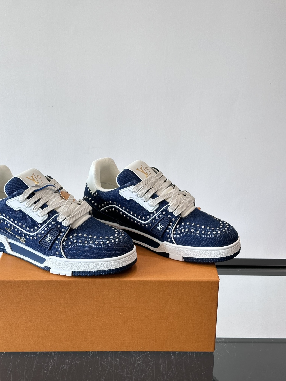 新款LV TRAINER 男士运动鞋出货，本款 LV Trainer 运动鞋为粒面牛皮革渲染缤纷色调，鞋