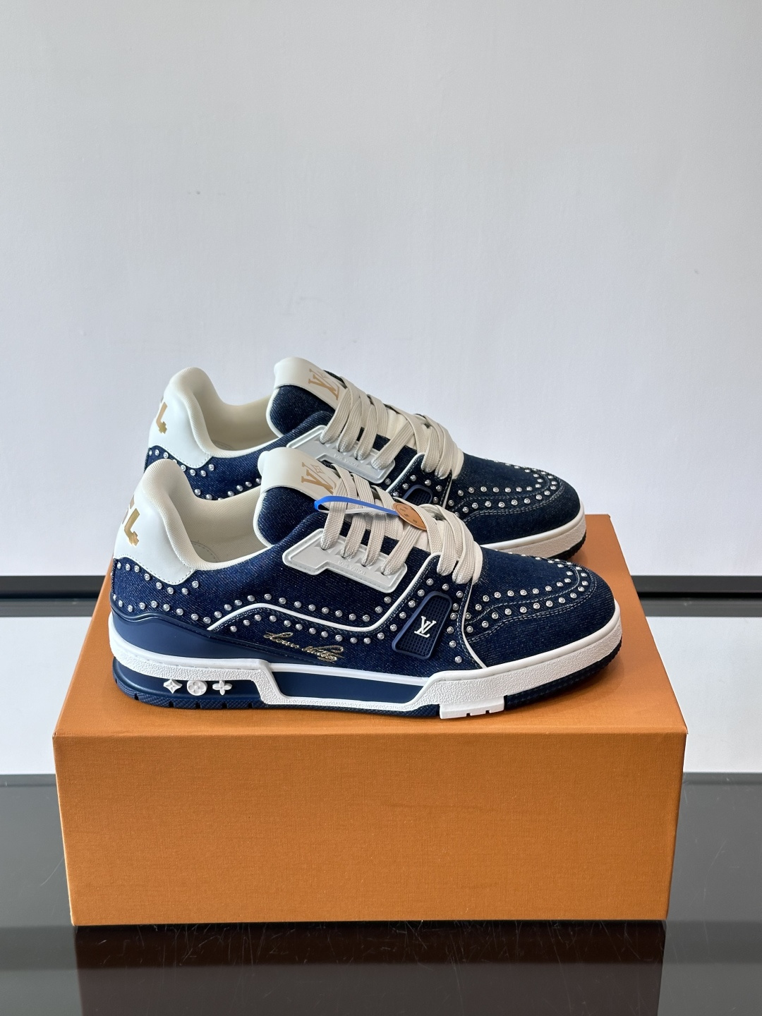 新款LV TRAINER 男士运动鞋出货，本款 LV Trainer 运动鞋为粒面牛皮革渲染缤纷色调，鞋