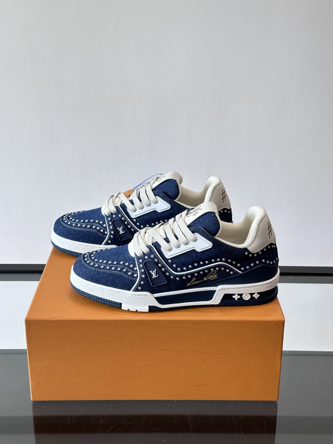 新款LV TRAINER 男士运动鞋出货，本款 LV Trainer 运动鞋为粒面牛皮革渲染缤纷色调，鞋