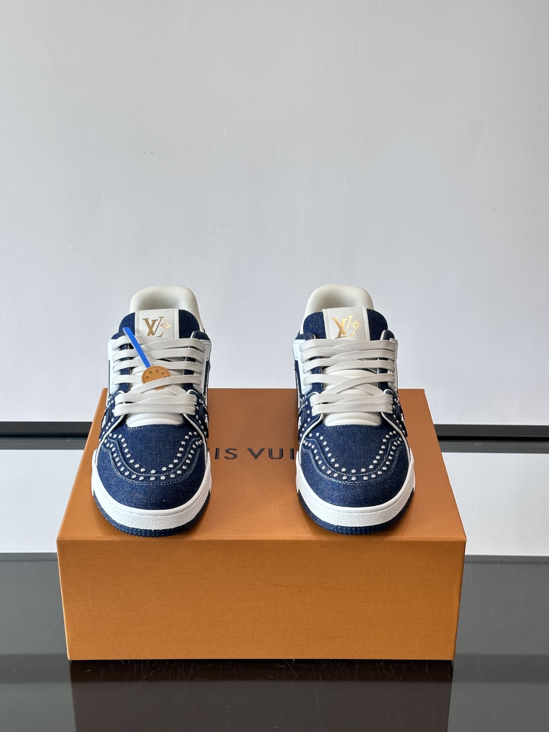 新款LV TRAINER 男士运动鞋出货，本款 LV Trainer 运动鞋为粒面牛皮革渲染缤纷色调，鞋