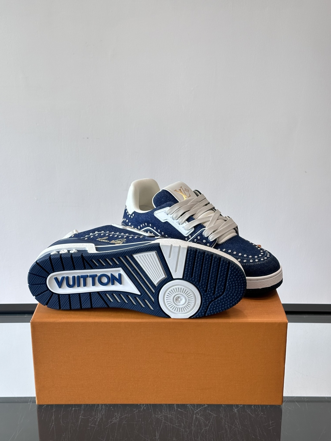 新款LV TRAINER 男士运动鞋出货，本款 LV Trainer 运动鞋为粒面牛皮革渲染缤纷色调，鞋