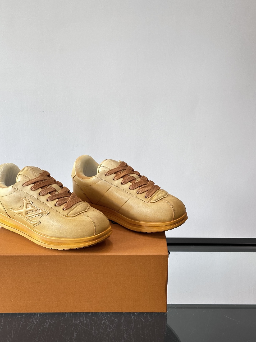 LV BUTTERSOFT运动鞋Pharrell Williams设计，灵感来自60年代经典运动鞋风潮。