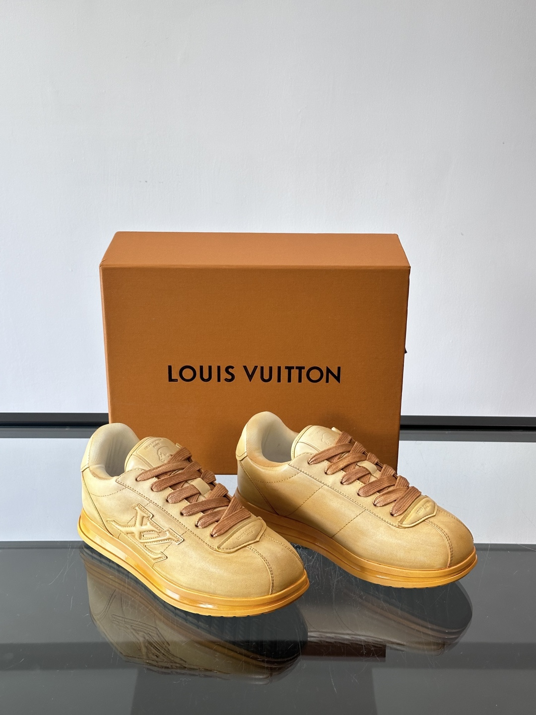 LV BUTTERSOFT运动鞋Pharrell Williams设计，灵感来自60年代经典运动鞋风潮。