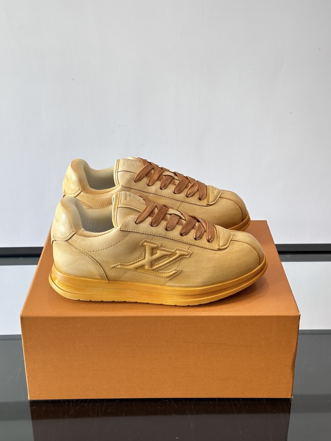 LV BUTTERSOFT运动鞋Pharrell Williams设计，灵感来自60年代经典运动鞋风潮。