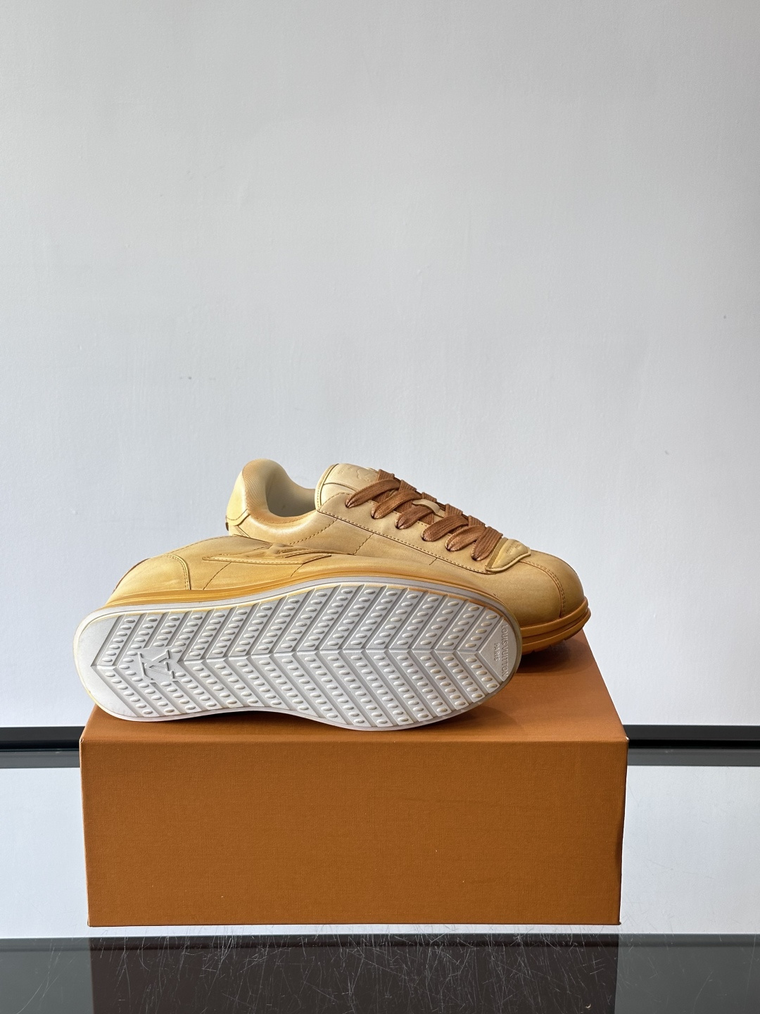 LV BUTTERSOFT运动鞋Pharrell Williams设计，灵感来自60年代经典运动鞋风潮。