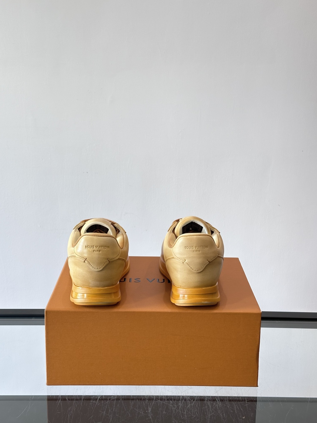 LV BUTTERSOFT运动鞋Pharrell Williams设计，灵感来自60年代经典运动鞋风潮。