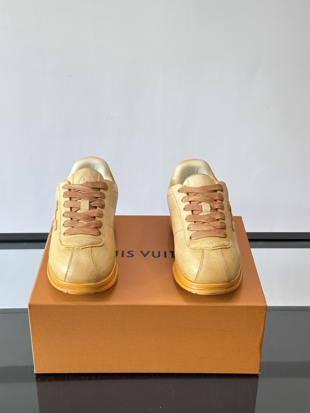 LV BUTTERSOFT运动鞋Pharrell Williams设计，灵感来自60年代经典运动鞋风潮。