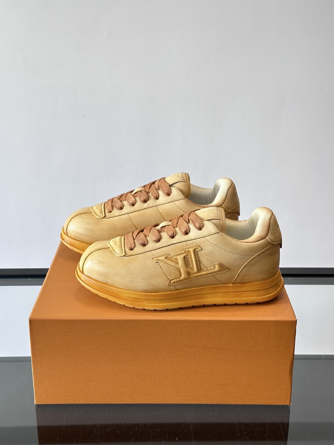 LV BUTTERSOFT运动鞋Pharrell Williams设计，灵感来自60年代经典运动鞋风潮。