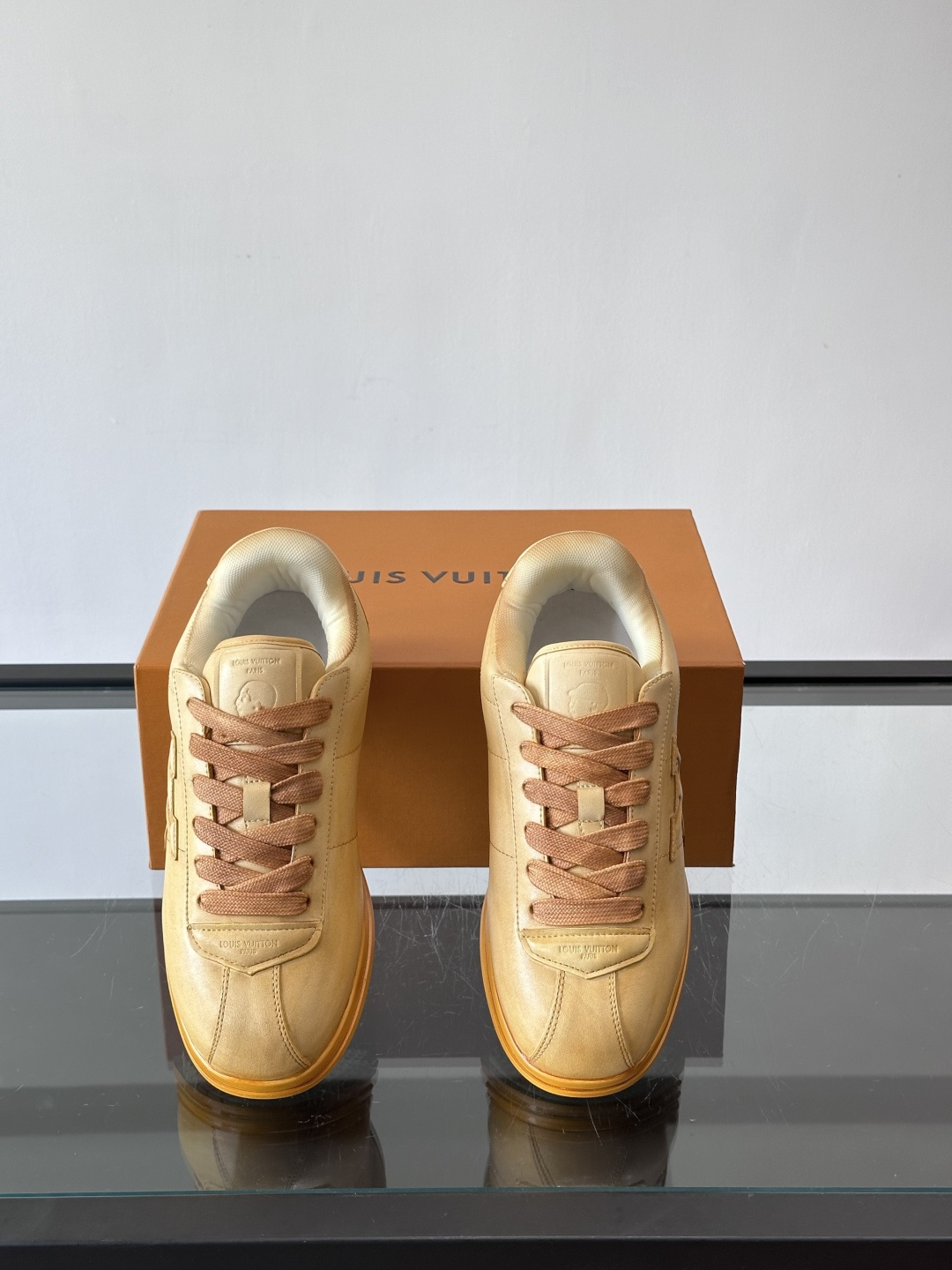 LV BUTTERSOFT运动鞋Pharrell Williams设计，灵感来自60年代经典运动鞋风潮。